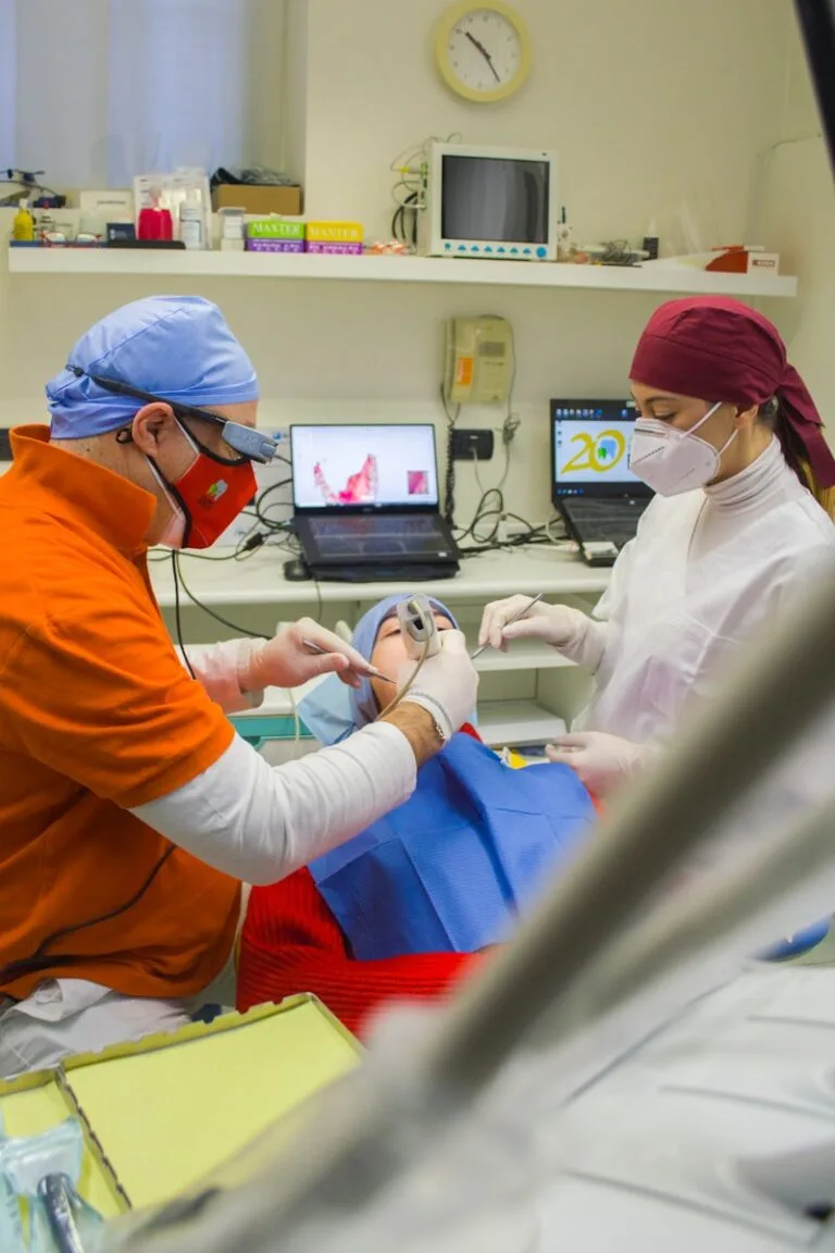 dentiste et assistante dentaire portant des calots médicaux